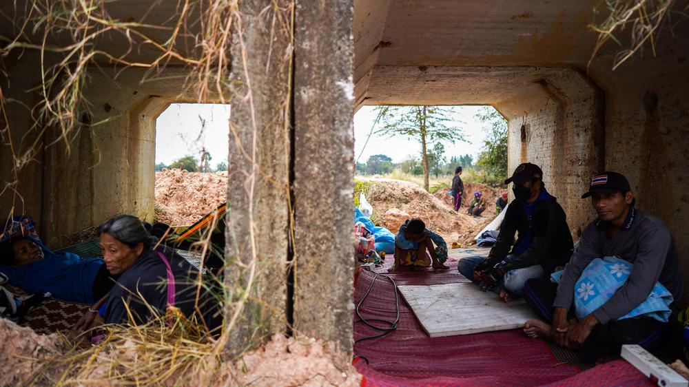  Menschen suchen in einem Grenzgebiet in Thailand Schutz vor den Kämpfen an der Grenze zu Kambodscha.