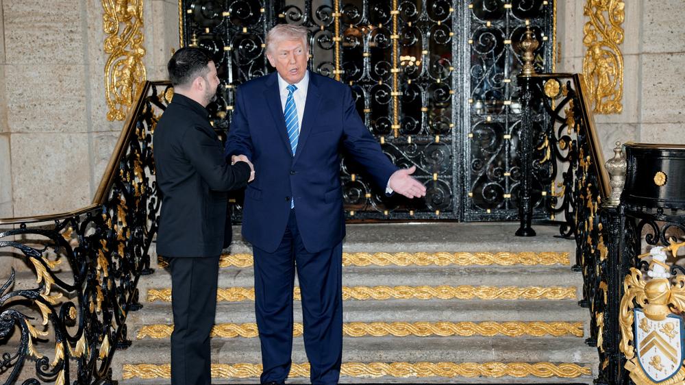  US-Präsident Donald Trump begrüßt den ukrainischen Präsidenten Wolodymyr Selenskyj zu Gesprächen in seinem Privatanwesen in Florida.