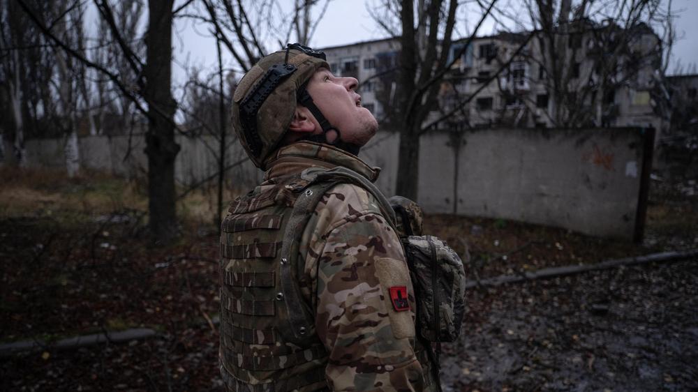  Ein ukrainischer Soldat in der Region Donzek (Archivbild)