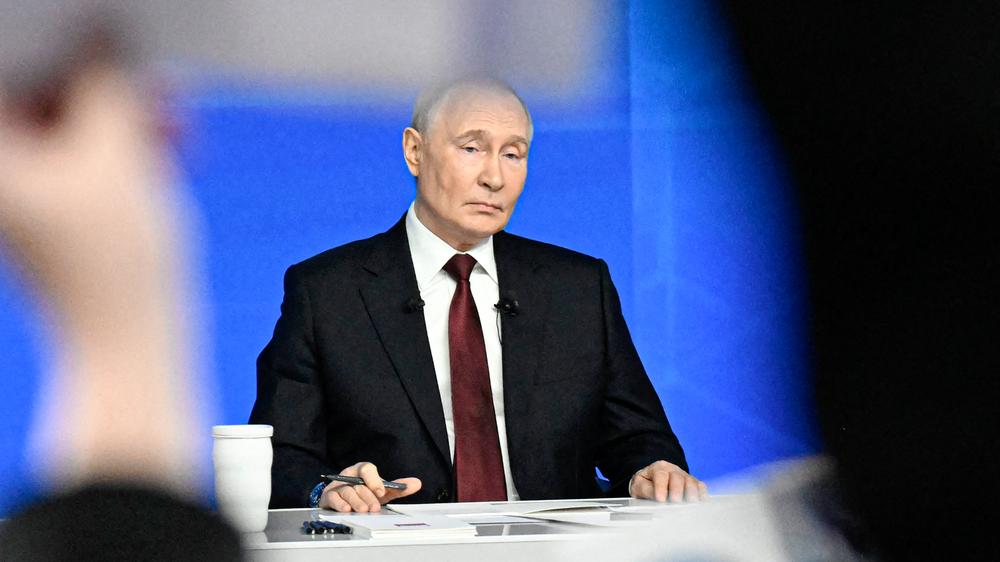  Wladimir Putin bei seiner Jahrespressekonferenz in der Sendung "Direkter Draht" am 19. Dezember