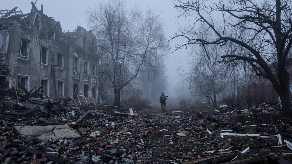  Ein ukrainischer Soldat in der Frontstadt Kostjantyniwka; in Florida verhandeln Unterhändler der USA und der Ukraine über Wege zu einem Ende der Kämpfe.