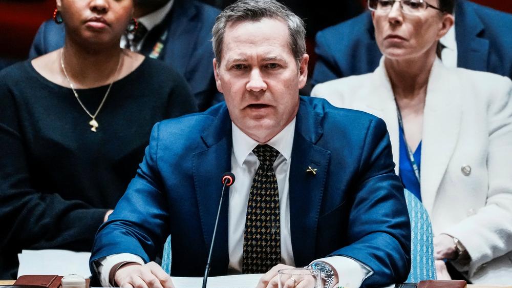  Der Botschafter der USA bei den Vereinten Nationen. Mike Waltz, hat eine Verschärfung der Sanktionen gegen Venezuela angekündigt.