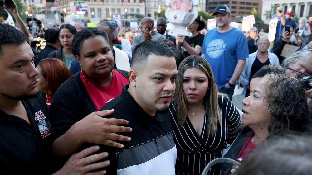  Kilmar Ábrego García im August 2025 vor einem ICE-Büro