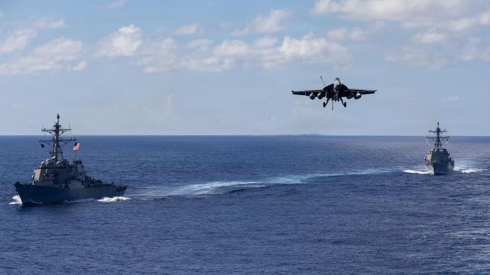 Pazifik: Auf diesem von der Pressestelle des US-Verteidigungsministeriums zur Verfügung gestellten Bild sind Einheiten der US-Marine zu sehen. Das Militär greift im Pazifik immer wieder Boote an.