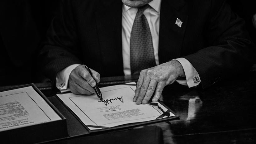 US-Sicherheitsstrategie: Donald Trump unterschreibt nicht nur, wie hier, Gesetze, sondern hat auch die Nationale Sicherheitsstrategie unterzeichnet.