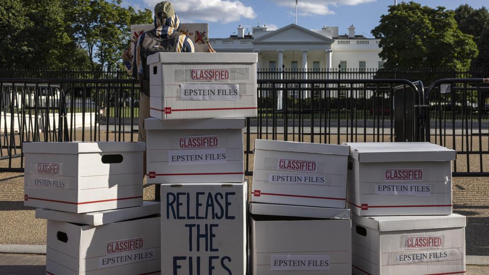  Laut einem US-Richter sollen bestimmte Akten zum Fall Jeffrey Epstein freigegeben werden - Demonstranten hatten dies mit vor dem Weißen Haus abgestellten Kartons bereits illustriert.