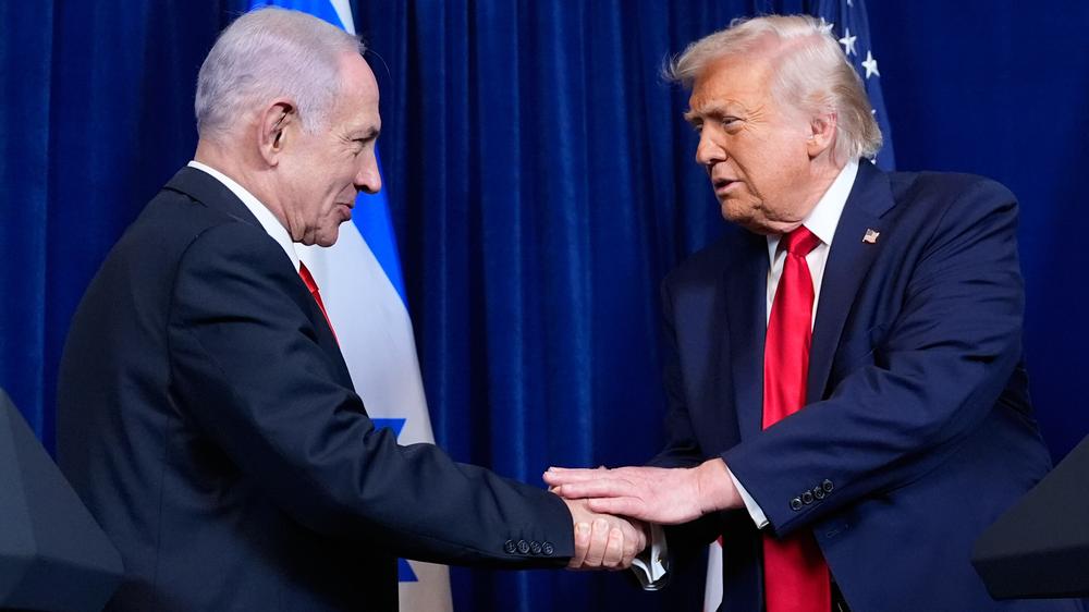  US-Präsident Donald Trump (r.) stellt dem israelischen Ministerpräsidenten Benjamin Netanjahu im Falle eines Angriffs auf den Iran US-Beteiligung in Aussicht.