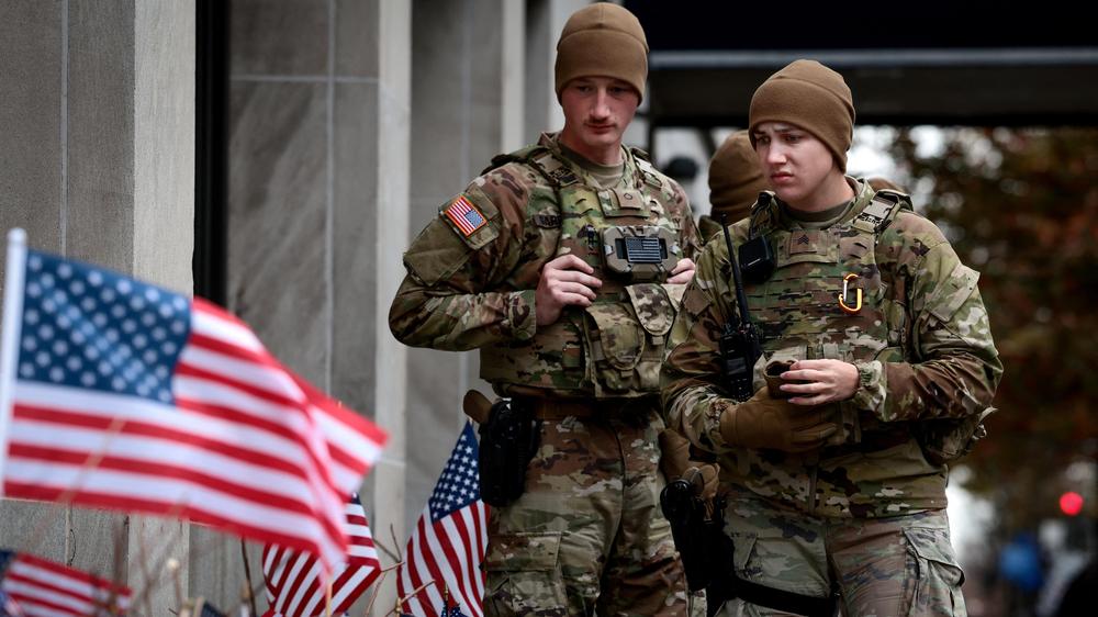 USA: Soldaten der Nationalgarde gedenken ihrer in Washington, D. C. erschossenen Kameradin.