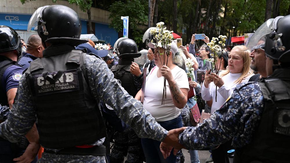  Nach Angaben der Menschenrechtsorganisation Fero Penal wurden 45 Inhaftierte freigelassen.