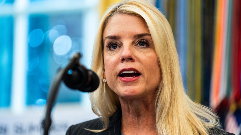  US-Justizministerin Pam Bondi veröffentlichte ein Video, das die Beschlagnahmung des Öltankers zeigen soll.