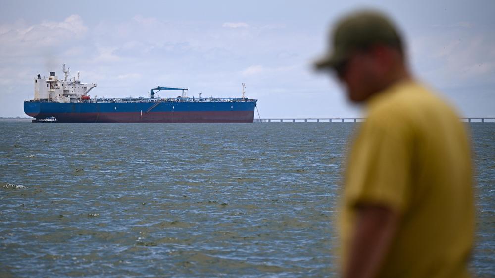  Ein Rohöltanker wartet am Maracaibo-See in Venezuela darauf, mit Rohöl beladen zu werden.