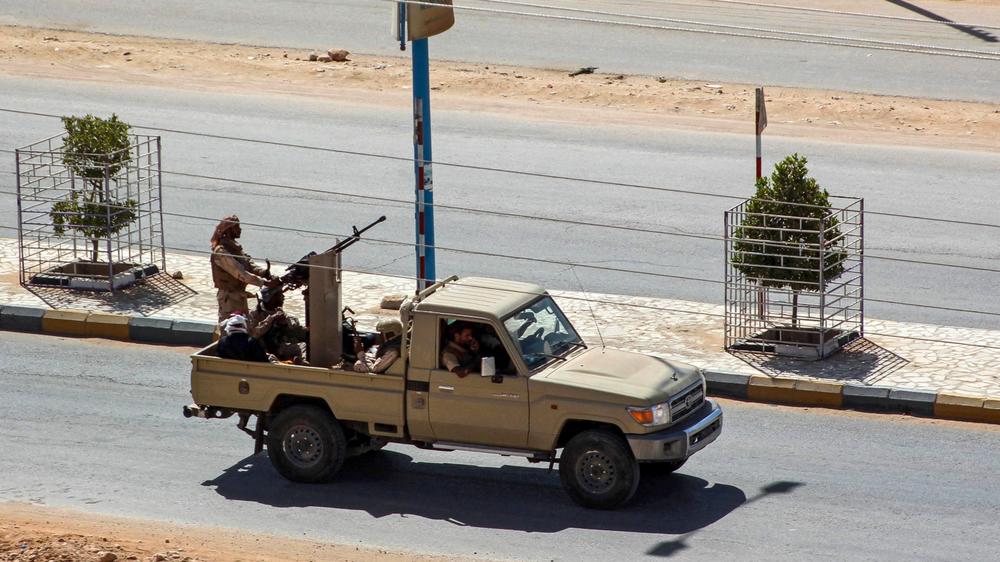 Vereinigte Arabische Emirate: Von den Vereinigten Arabischen Emiraten ausgebildete Truppen fahren im Januar 2022 in die jemenitische Stadt Schabwat.