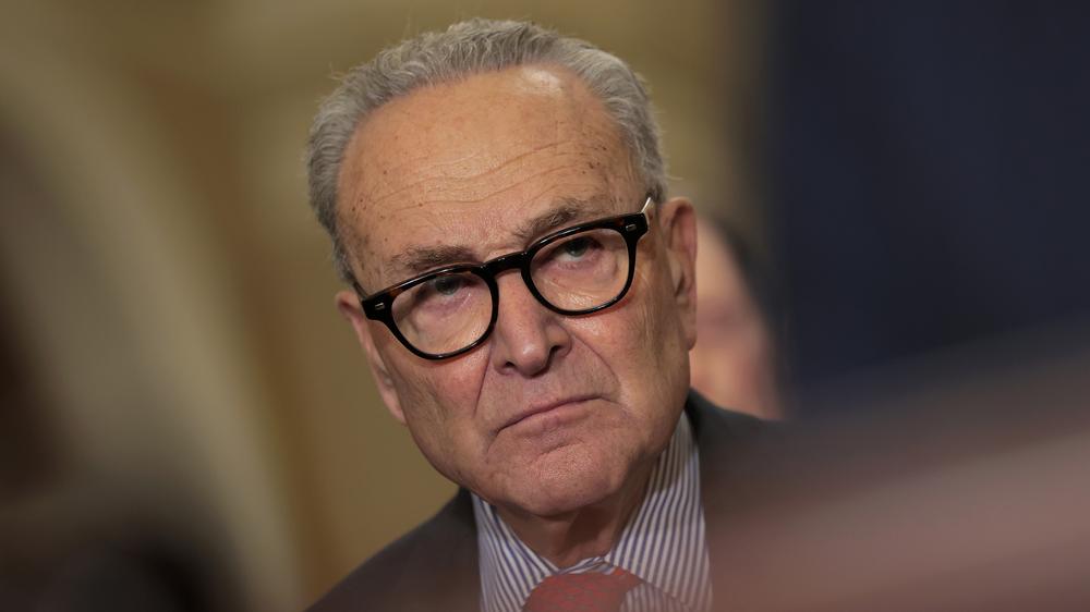  Der Minderheitsführer im US-Senat, Chuck Schumer, kritisiert die unvollständigen und geschwärzten Akten im Epstein Fall.