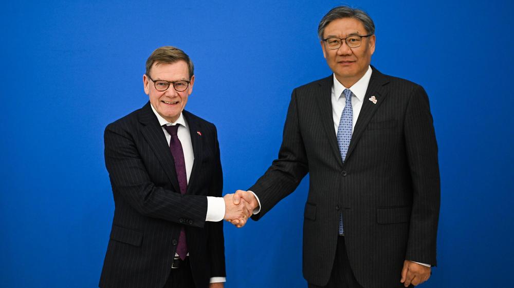  Wang Wentao, Handelsminister der Volksrepublik China, begrüßt Bundesaußenminister Johann Wadephul (l, CDU) zu Auftakt seines China-Besuchs.