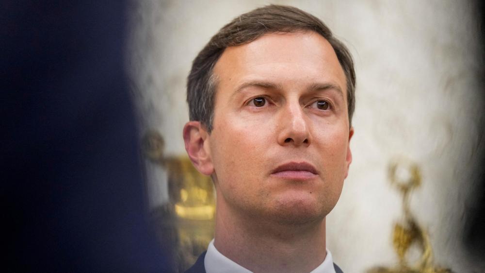  Der Schwiegersohn von US-Präsident Donald Trump, Jared Kushner, spielt im Streit um die Übernahme von Warner Bros. eine Rolle. Seine Beteiligungsfirma stellt dem Paramount-Konzern Geld für das neue 108-Milliarden-Angebot zur Verfügung.