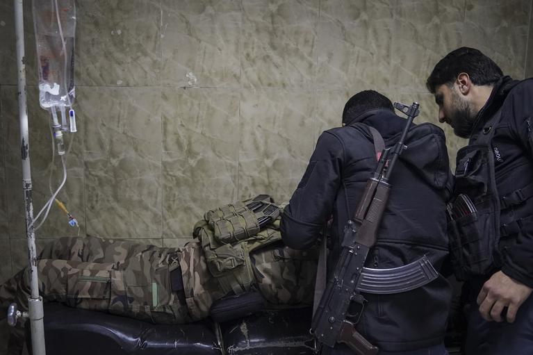 Gefechte in Aleppo: Ein verletzter Soldat der syrischen Armee in Aleppo