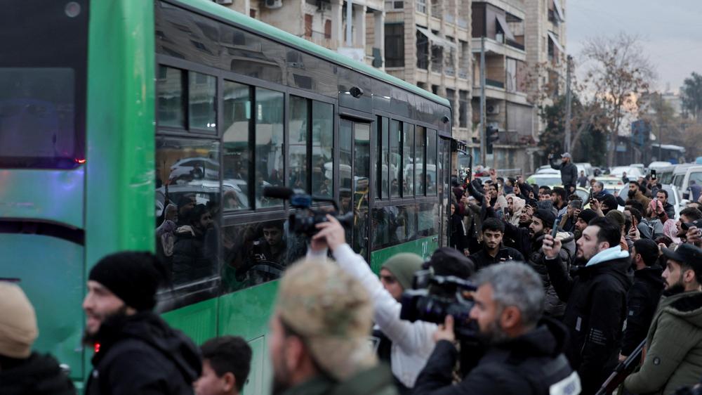 Kämpfe in Syrien: Laut einem Bericht verlassen die kurdischen Kämpfer die betreffenden Stadtteile von Aleppo bereits in Bussen.