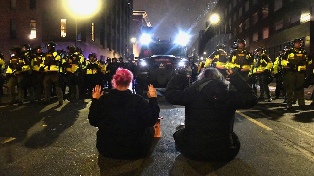 Minneapolis: Nach der Erschießung einer Frau durch einen ICE-Beamten in Minneapolis kommt es seit Tagen zu Protesten.