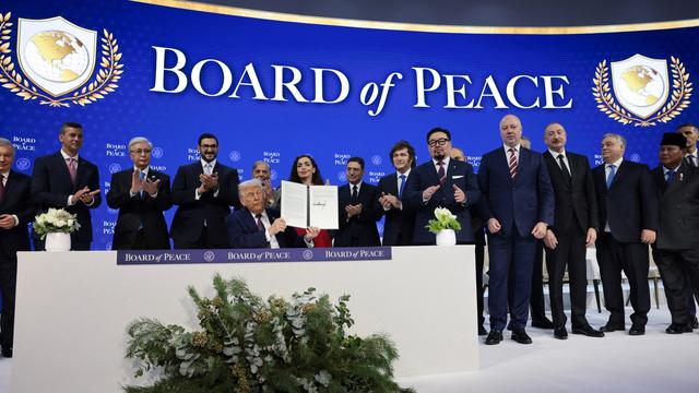 Weltwirtschaftsforum Davos: Donald Trump unterzeichnet Gründungsdokument seines 