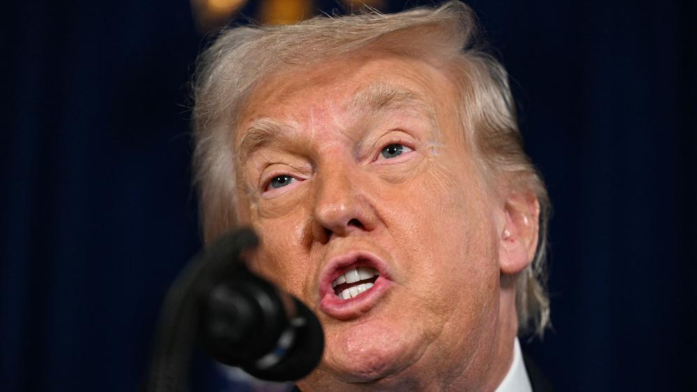  Während der Pressekonferenz in Mar-a-Lago sagte US-Präsident Donald Trump, dass die US-Streitkräfte den venezolanischen Staatschef Nicolas Maduro nach einem „groß angelegten Angriff” auf das südamerikanische Land gefangen genommen hätten.