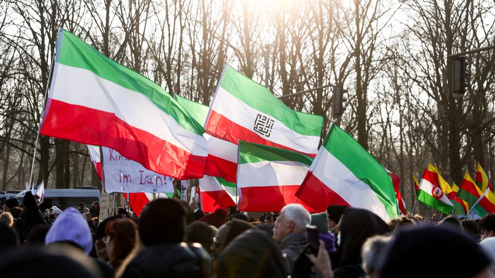  Demonstranten in Deutschland fordern Hilfe für die iranischen Protestierenden.