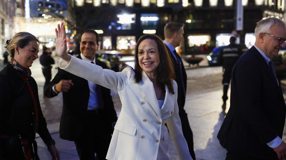 María Corina Machado: Vor gut einem Monat nahm María Corina Machado den Friedensnobelpreis in Oslo entgegen. Jetzt will sie ihn offenbar weitergeben.