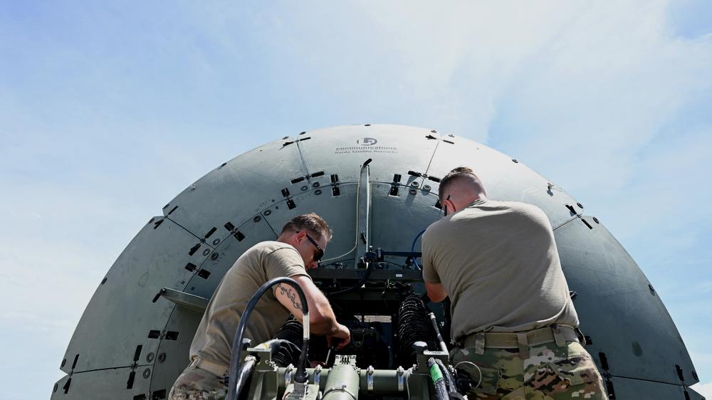  Zwei Angehörige der United States Space Force bereiten in Pearl City im Bundesstaat Hawaii eine Übung vor.