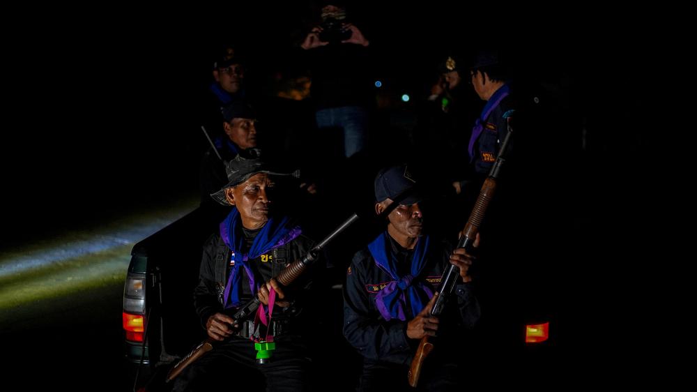 Grenzkonflikt: Freiwillige Sicherheitskräfte patrouillieren im Dezember 2025 in einem Dorf entlang des umstrittenen Grenzgebiets zwischen Thailand und Kambodscha.