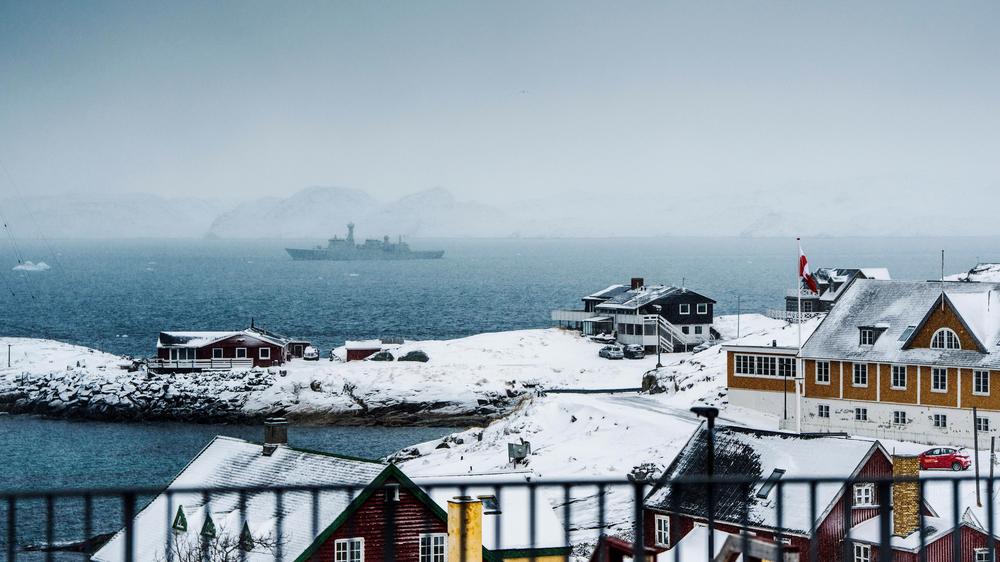  Großbritannien und Dänemark haben Gespräche über die Verteidigung angekündigt – das Inspektionsschiff "HDMS Vædderen" der dänischen Marine war gerade erst im grönländischen Nuuk.