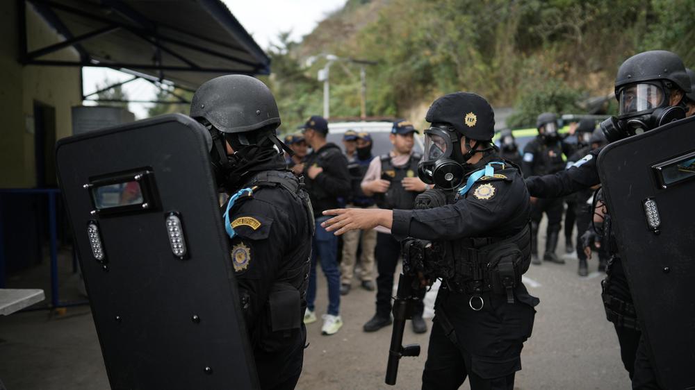  Sicherheitskräfte haben von Bandenmitgliedern kontrollierte Haftanstalten wieder unter ihre Kontrolle gebracht.