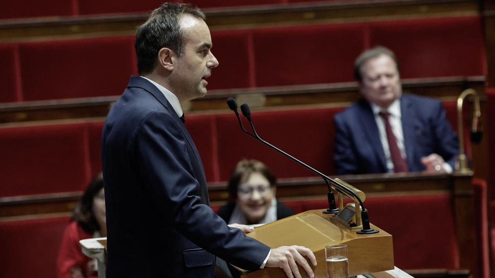  Der französische Premierminister Sébastien Lecornu spricht vor den Abgeordneten über seine Entscheidung.