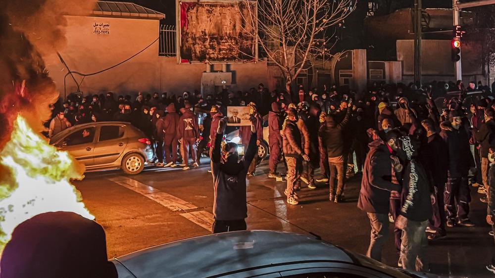 Iran: Demonstranten in Teheran am 9. Januar: Bei den anhaltenden Protesten wurden laut der Organisation Hrana bisher mehr als 500 Menschen getötet.