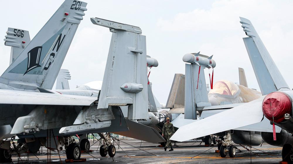  Unter anderem der Flugzeugträger "USS Abraham Lincol" soll auf dem Weg in den Nahen Osten sein.