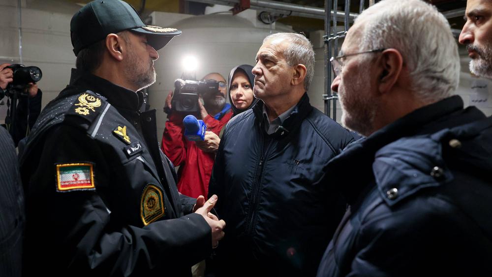 Proteste im Iran: Irans Präsident Massud Peseschkian (Mitte) bei einem Treffen mit dem Chef der Teheraner Polizei Anfang Januar