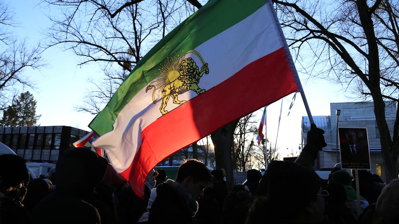 Iran-Proteste: Demonstranten reißen Flagge an iranischer Botschaft in Berlin ab