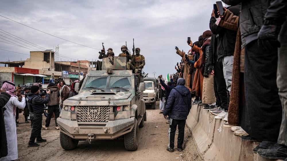  Syrische Zivilisten kehren in ihre Häuser zurück, nachdem die syrische Armee die Kontrolle über wichtige Orte nahe der nordsyrischen Stadt Aleppo von kurdischen Kräften übernommen hat.