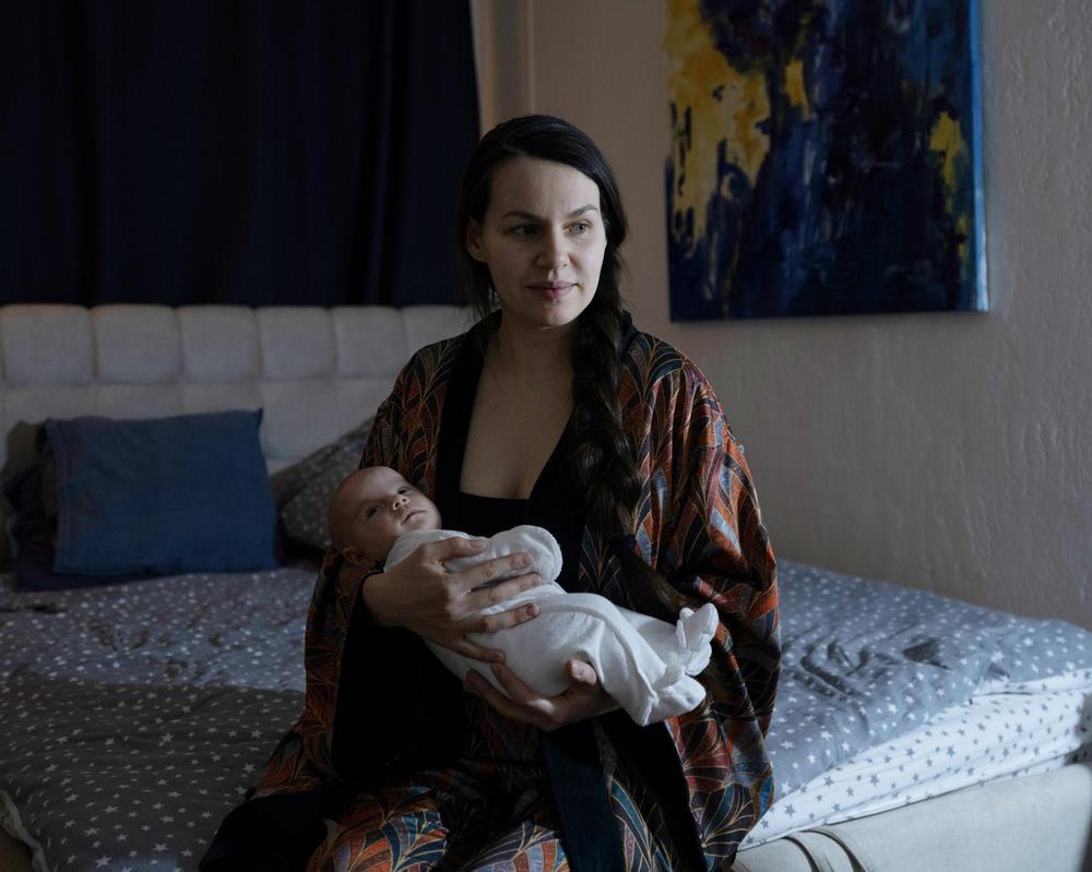 Lage in Kyjiw: Divia ist vor zwei Monaten zur Welt gekommen. Viktoria will mit der Kleinen eigentlich bei ihrem Partner bleiben.