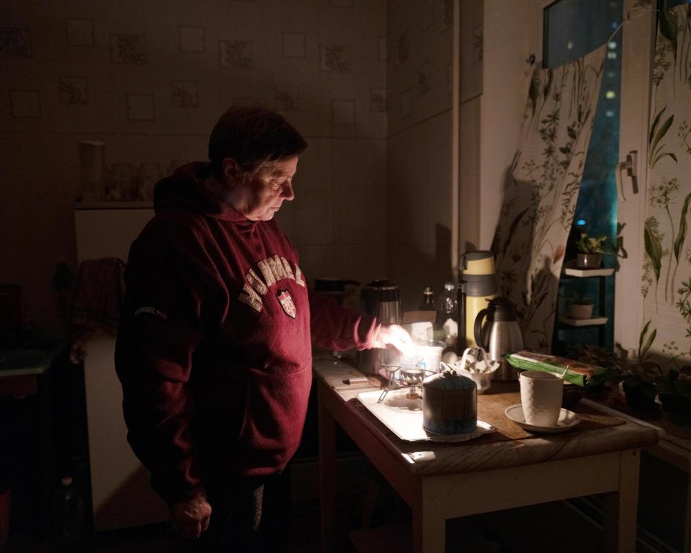 Lage in Kyjiw: Ludmila lebt am linken Ufer des Dnipro, in einem Wohnblock aus Sowjetzeiten. Der Vermieter, sagt sie, weigere sich, in das Haus zu investieren, weil es jederzeit beschossen werden könne.