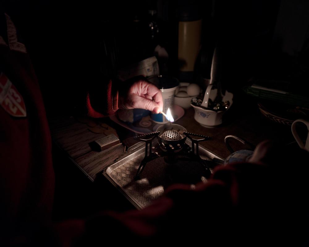 Lage in Kyjiw: Auch mit dem Gas muss Ludmila sparsam sein. Für sie und ihre Mutter gibt es zurzeit keine Alternative, sie werden wohl in der Wohnung ausharren.