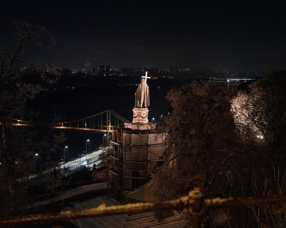 Lage in Kyjiw: Das Denkmal des heiligen Wolodymyr steht am Ufer des Dnipro, auf der anderen Seite des Flusses liegt die Stadt in Dunkelheit.