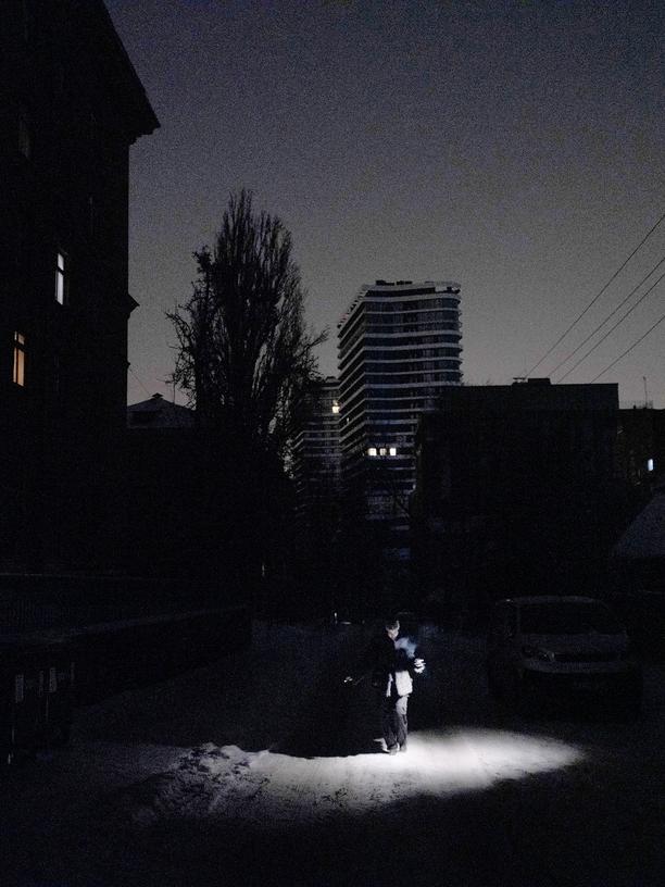 Lage in Kyjiw: In der ukrainischen Hauptstadt sind die Straßen düster, oft gibt es stundenlang keinen Strom.