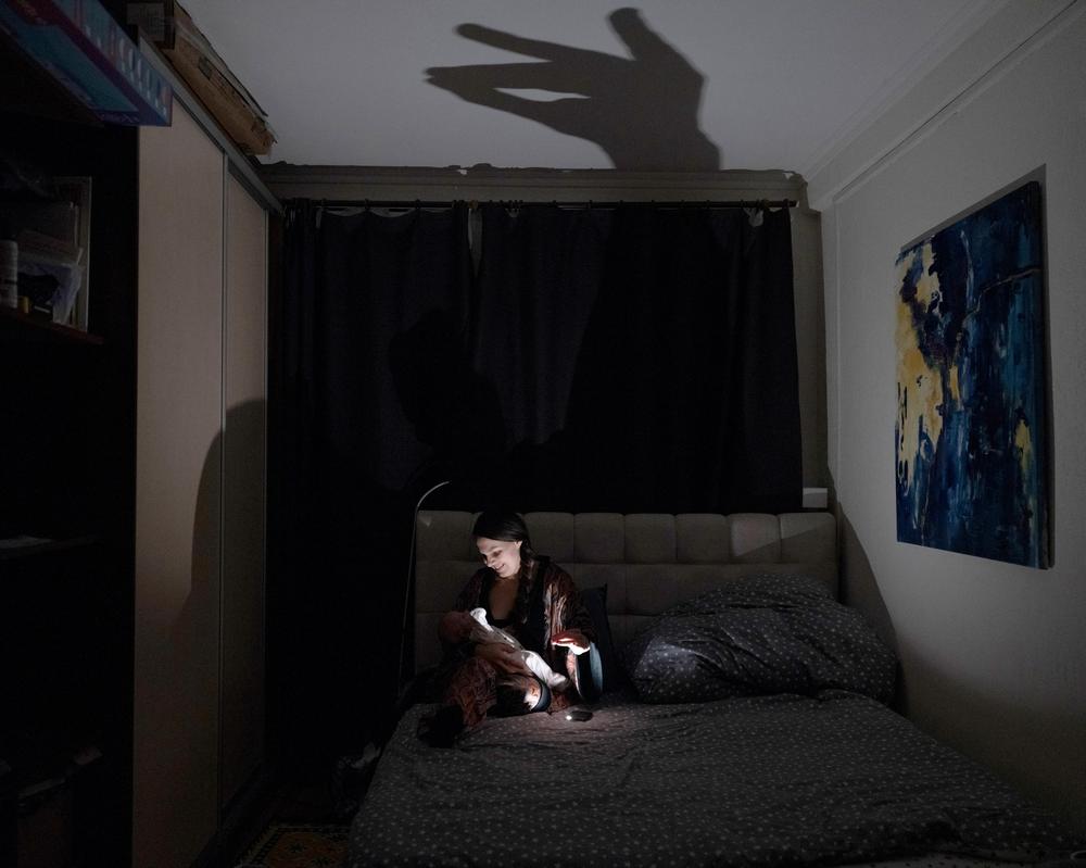 Lage in Kyjiw: Erst hatten sie noch Strom. Viktoria schrieb Freundinnen, dass sie gerne kommen könnten, um ihre Geräte aufzuladen. Kurz darauf saß auch sie im Dunklen –&nbsp;zwölf Stunden Strom, zwölf Stunden ohne, das ist gerade ihr Rhythmus.