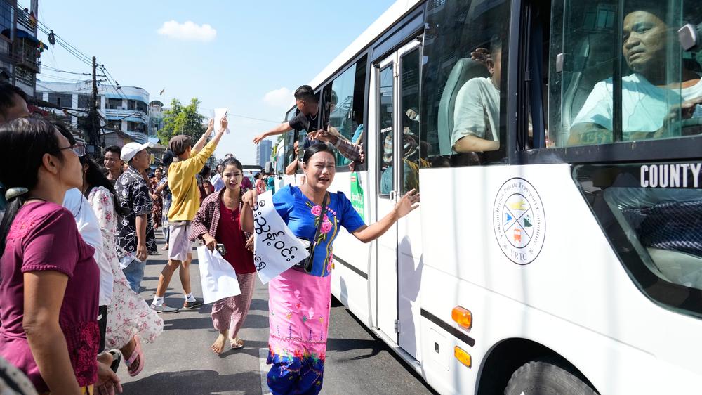 Myanmar: Released prisoners, in a bus, are welcomed by family members and colleagues after they left Insein Prison Sunday, Jan. 4, 2026, in Yangon, Myanmar. (AP Photo/Thein Zaw)