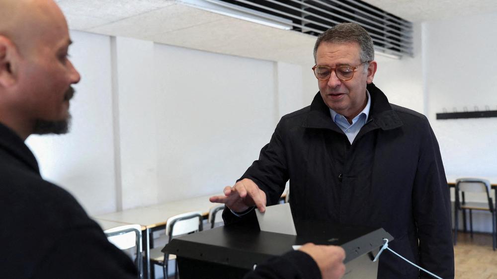  Der Präsidentschaftskandidat der Sozialistischen Partei, António José Seguro, während seiner Stimmabgabe bei den Präsidentschaftswahlen in Caldas da Rainha in Portugal