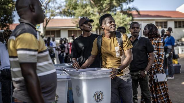 Parlaments- und Präsidentschaftswahlen: Wahlen in Uganda beginnen inmitten von Internetsperre