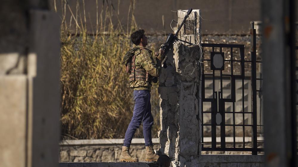 Syrien: Ein Soldat der syrischen Armee zielt in Aleppo auf eine Drohne.