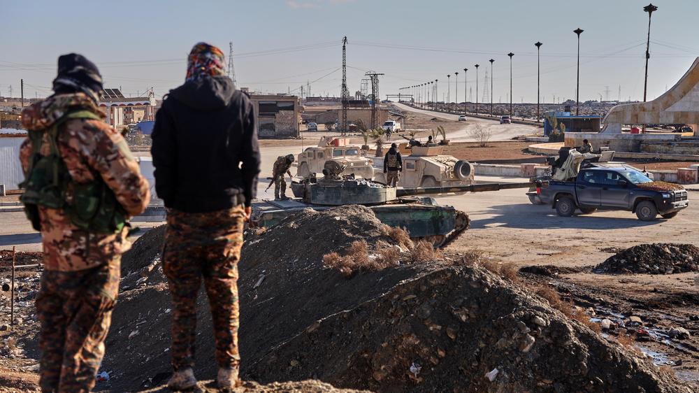  Soldaten der kurdisch geführten und von den USA unterstützten Syrischen Demokratischen Kräfte (SDF) sichern mit gepanzerten Militärfahrzeugen Straßen zu einem Gefängnis.