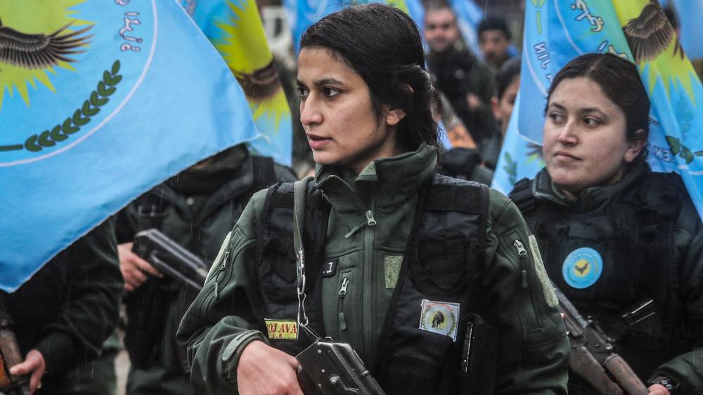  Kurdische Kämpferin während einer Demonstration gegen die Angriffe der syrischen Armee