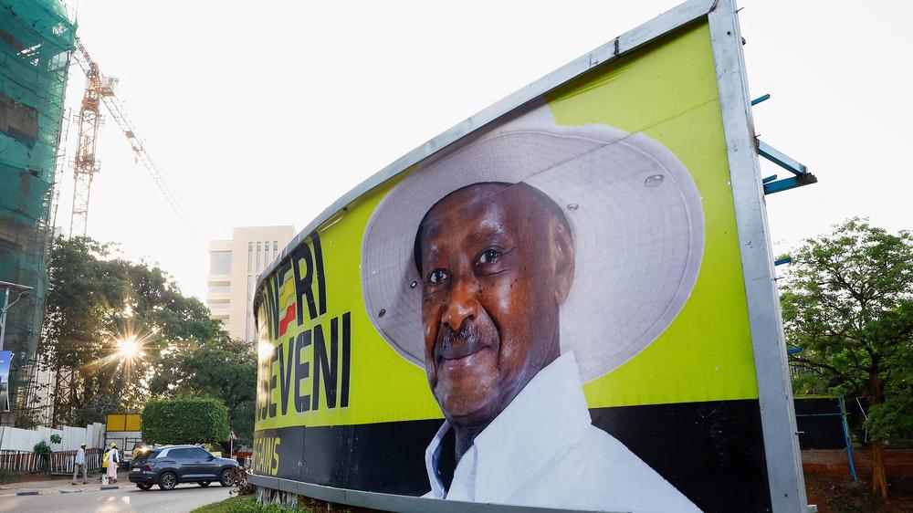  Yoweri Museveni regiert Uganda seit 1986 und hat die Verfassung zweimal ändern lassen, um Alters- und Amtszeitbegrenzungen aufzuheben.