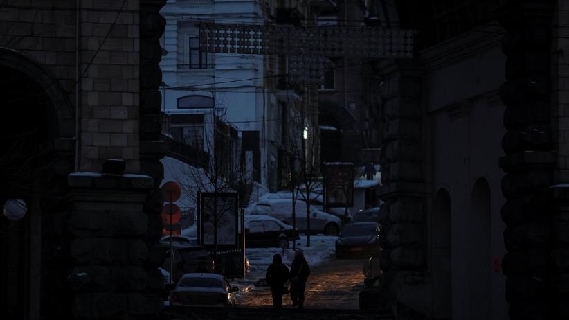 Lage in der Ukraine: Passanten in Kyjiw während eines Stromausfalls am 25. Januar